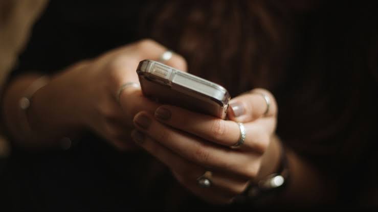 Employee Messages Founder at 11 PM Saying She Is Sick and Has No Leaves Left: His 3-Word Reply Wins Hearts